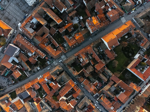 Volo di droni al tramonto sopra il quartiere Zemum Belgrado Serbia Europa