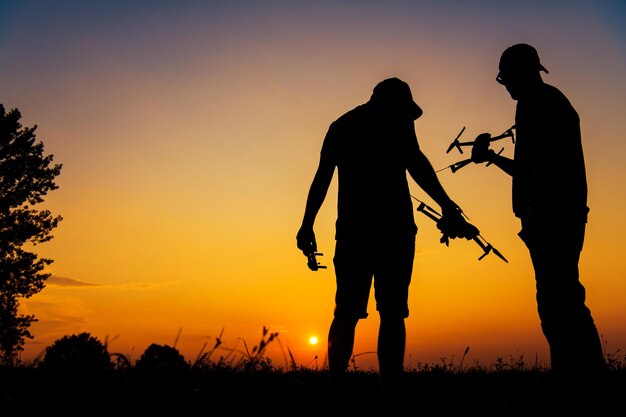 Volo di droni al tramonto