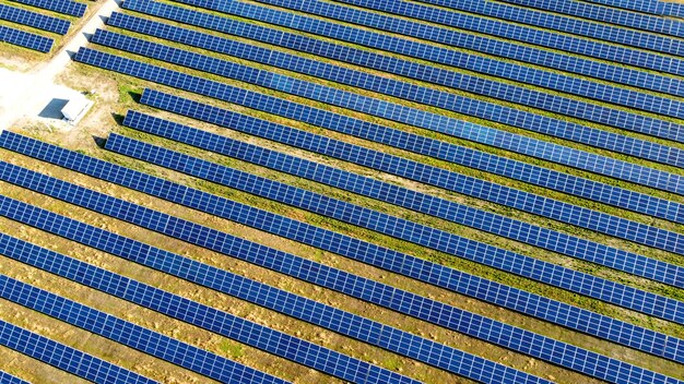 Volo di vista aerea del drone sopra i pannelli della centrale solare vista aerea dall'alto dell'energia verde della fattoria solare