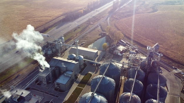 Volo di vista aerea del drone sopra il complesso di silos rotondi in metallo e barili di metallo per ascensori per cereali