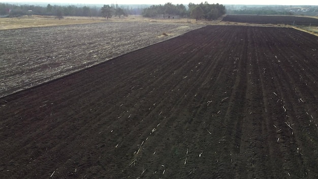 Volo di vista aerea del drone sul campo di campi arati terra marrone arati