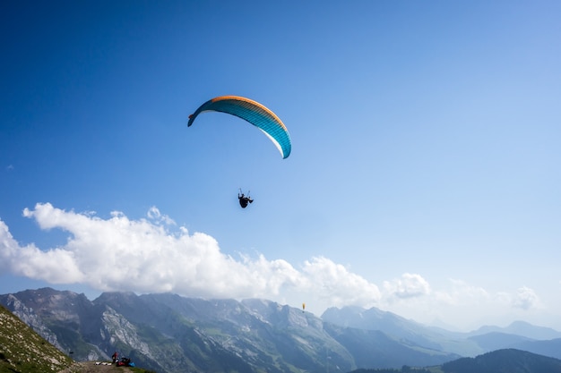 Volo in parapendio in montagna. Le Grand-Bornand, Alta Savoia, Francia