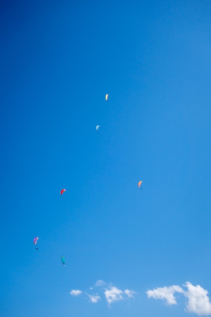 Volo in parapendio in montagna. Le Grand-Bornand, Alta Savoia, Francia