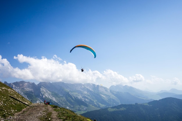 Volo in parapendio in montagna. Le Grand-Bornand, Alta Savoia, Francia