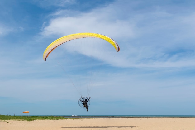 Volo in parapendio motorizzato sulla sabbia