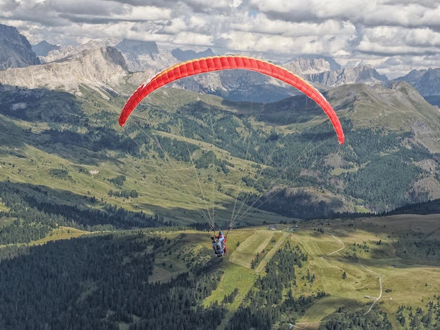 Volo in parapendio sul panorama delle Dolomiti