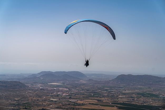 Volo in parapendio sulla collina di Palomaret.