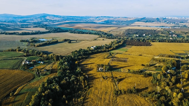 Volo sopra i campi dietro il villaggio ucraino occidentale Veduta aerea