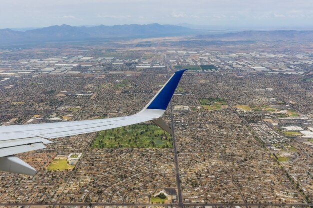 Volo su un aereo sopra il centro di Phoenix in Arizona USA