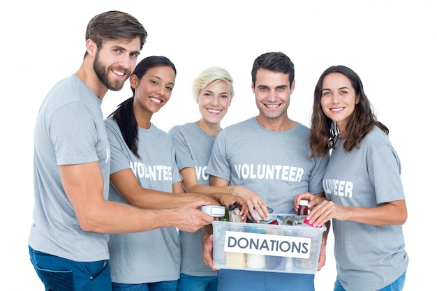 Volontari amici che separano gli oggetti della donazione
