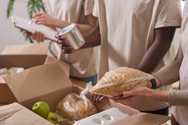 Volontari che imballano cibo per la donazione