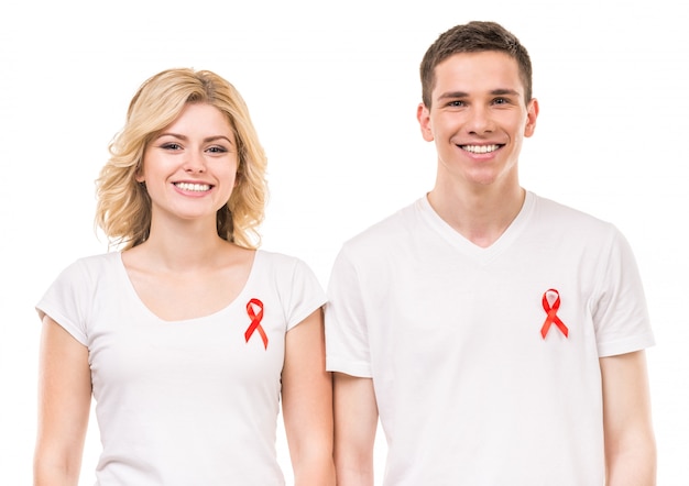 Volontari con il nastro rosso dell'AIDS che sta sul bianco.