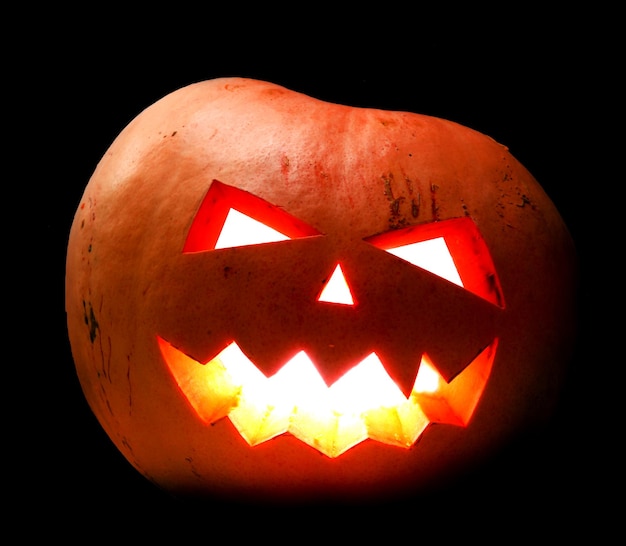 Volto arrabbiato di zucca Helloween su sfondo nero