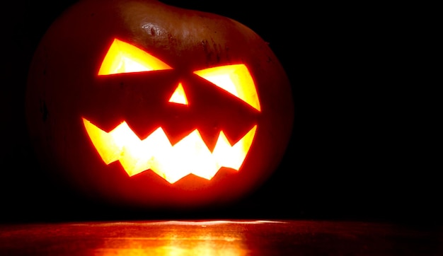 Volto arrabbiato di zucca Helloween su sfondo nero