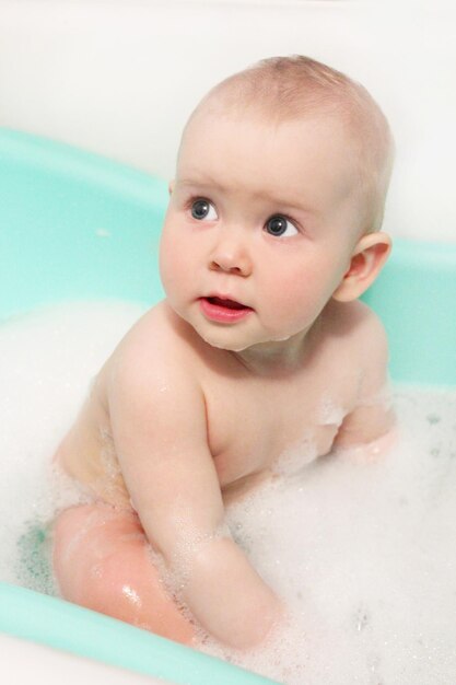 volto del bambino che fa il bagno