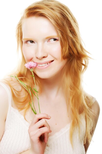 Volto di bellezza della giovane donna con i fiori