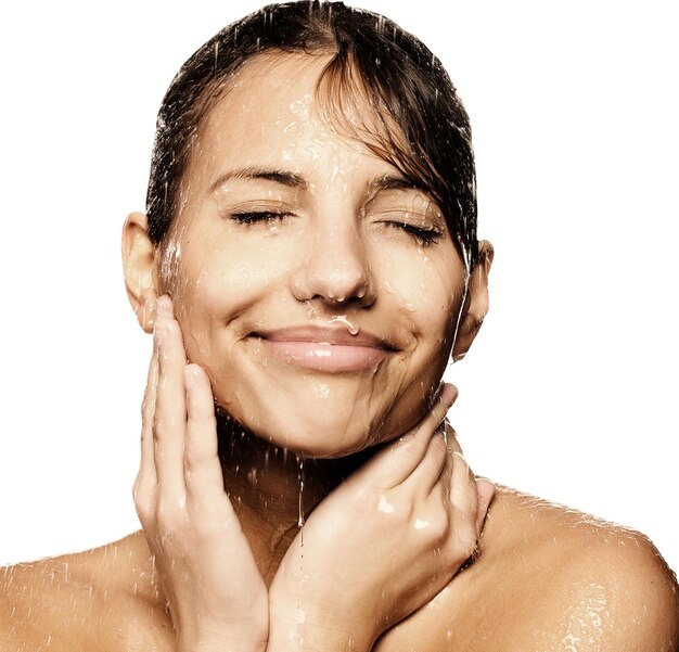 Volto di donna con goccia d'acqua