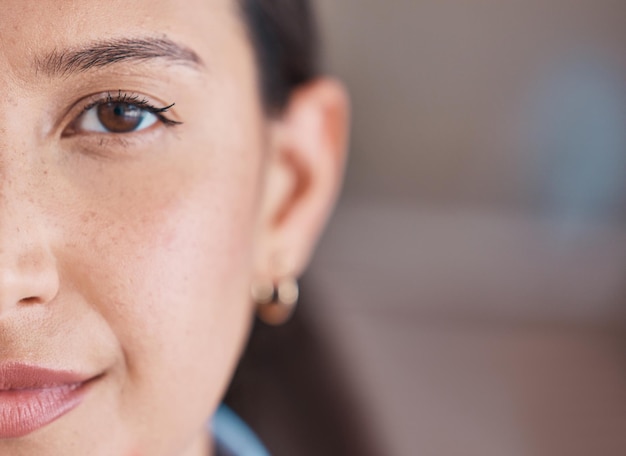 Volto di donna d'affari e primo piano di un colpo alla testa professionale con visione e mockup Forza lavoro giovane lavoratore e persona di sesso femminile dalla Francia in un ufficio con un sorriso e felicità dal lavoro creativo