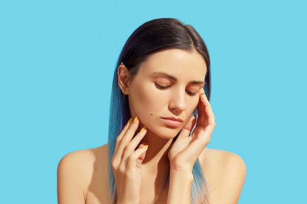 Volto di giovane bella donna con i capelli blu