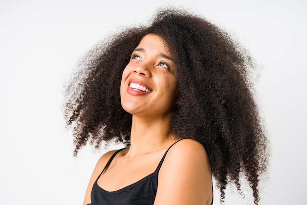 Volto di giovane donna afro