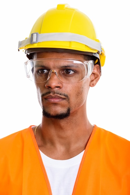 Volto di giovane operaio edile uomo africano pensando indossando occhiali protettivi
