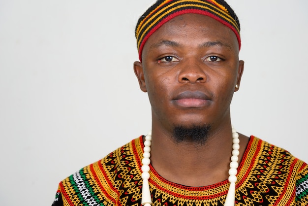Volto di giovane uomo africano bello che indossa abiti tradizionali
