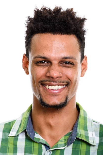 Volto di giovane uomo africano felice sorridente isolato su bianco
