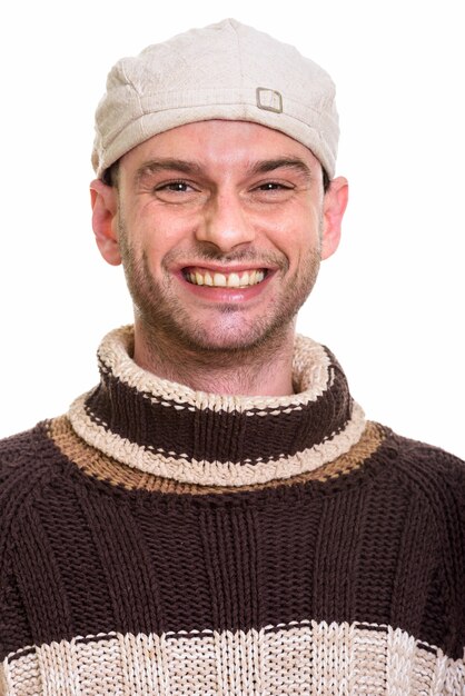 Volto di giovane uomo felice sorridente mentre indossa il cappello