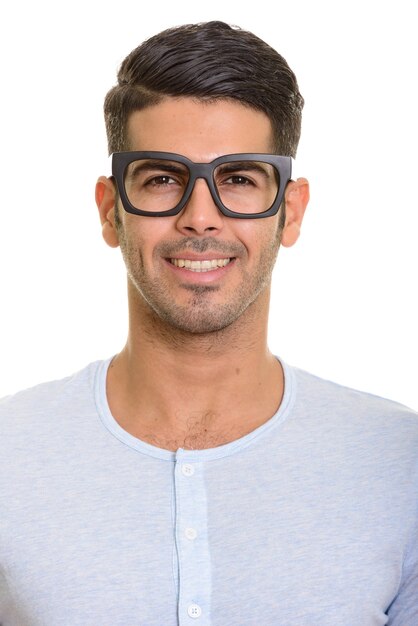 Volto di giovane uomo persiano felice sorridente con gli occhiali
