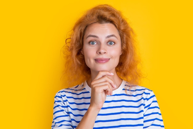 Volto di ragazza rossa sognante isolato su sfondo giallo volto di giovane ragazza rossa in studio