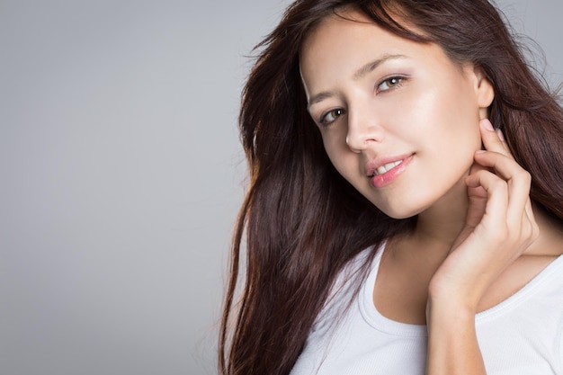 Volto di una bella ragazza con i capelli lunghi