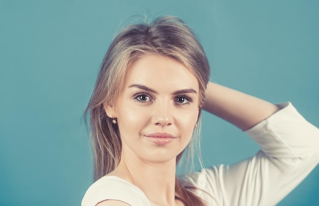 Volto di una bella ragazza con una faccia pulita fresca da vicino