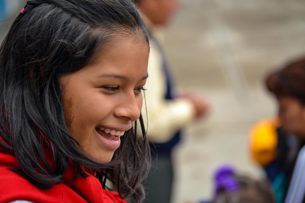 Volto di una ragazza sorridente e felice