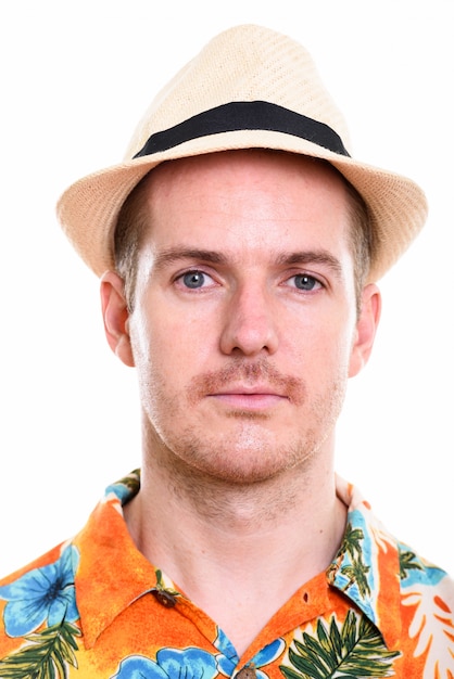 Volto di uomo che indossa camicia hawaiana e cappello pronto per le vacanze