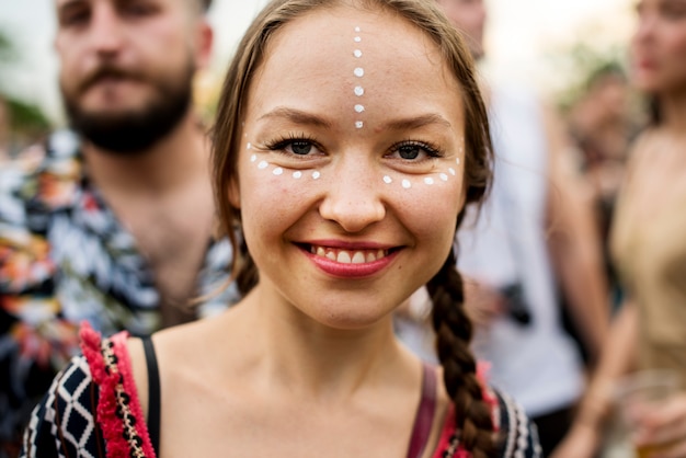 Volto dipinto di donna per la festa