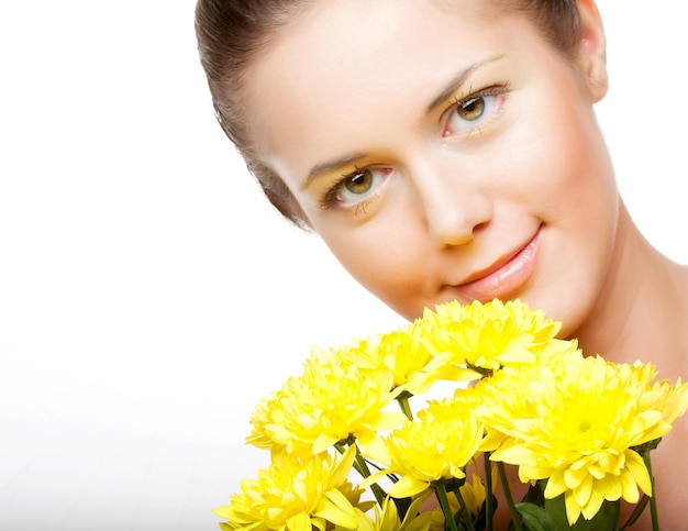 Volto femminile con il crisantemo giallo