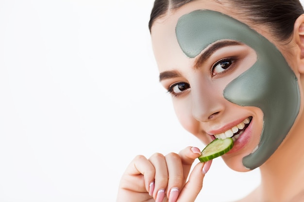 Volto femminile con pelle perfetta e maschera spa grigia