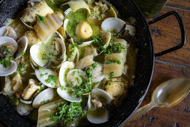 Vongole al vino bianco con prezzemolo accompagnate dal cardo, ricetta tipica del nord della Spagna