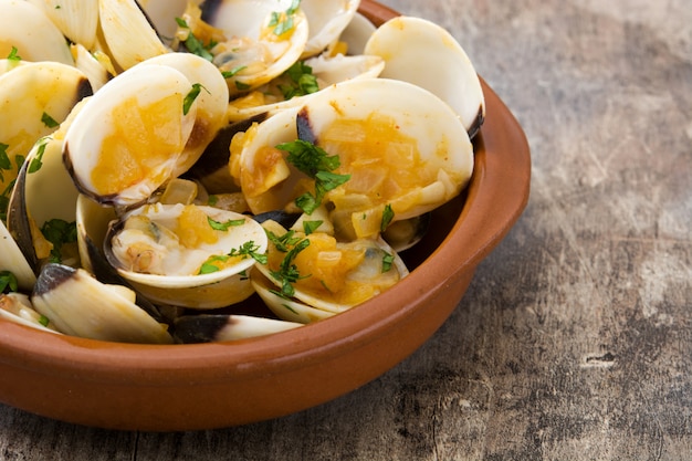 Vongole con salsa marinera Almejas alla marinera Ricetta spagnola su tavola di legno