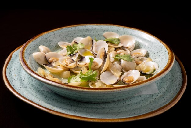 Vongole "ÃƒÂ BulhÃƒÂ£o Pato", un piatto tradizionale della cucina portoghese - messa a fuoco selettiva