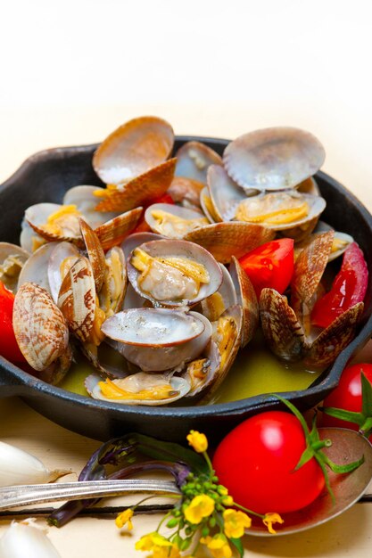 Vongole fresche su una padella di ferro