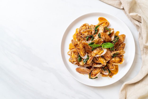 Vongole saltate in padella con pasta di peperoncino arrosto - stile asiatico