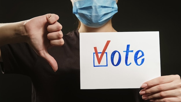 Vota contro le elezioni per la pandemia. Controllo della maschera femminile.