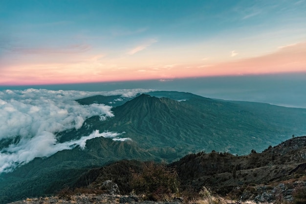 Vulcano Bali. Panorama di Bali dal vulcano Agung a 3030 m di altitudine all'alba, Bali, Indonesia