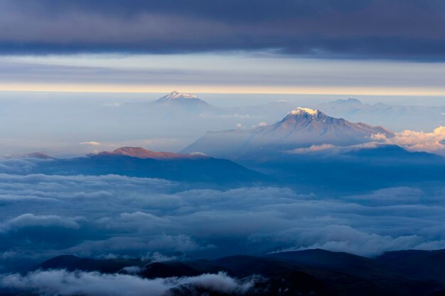 Vulcano Cayambe nelle Ande dell'Ecuador