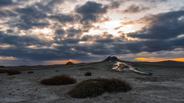 Vulcano di fango al tramonto, straordinario fenomeno naturale