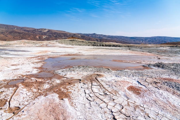 Vulcano di fango attivo negli altopiani