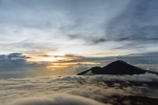 Vulcano indonesiano attivo Batur nell'isola tropicale Bali. Indonesia. Batur vulcano sunrise serenity. Cielo di alba al mattino in montagna. Serenità del paesaggio montano, concetto di viaggio