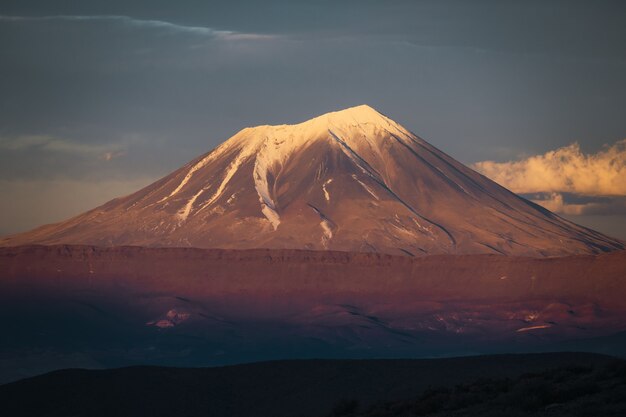 Vulcano innevato in Patagonia