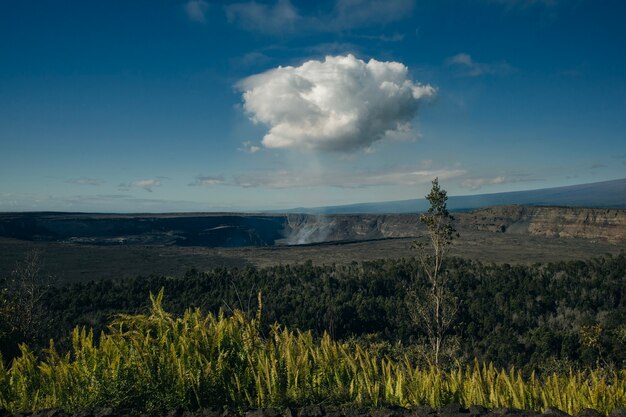Vulcano Kilauea sulla Big Island delle Hawaii e il suo pennacchio di gas tossico che sale nell'atmosfera.